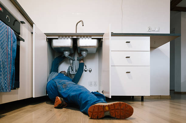 Professional Emergency Plumber technician working in Oakland, MI